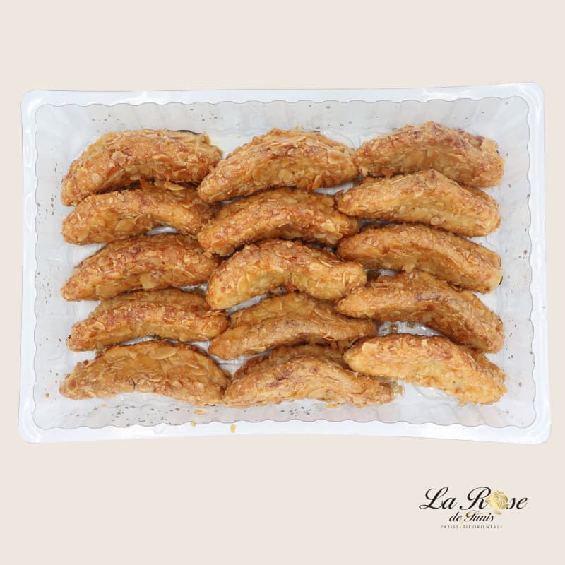 Pâtisserie orientale corne de gazelle marocaine aux amandes effilées   15 pièces